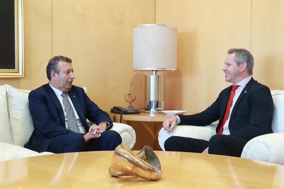 El presidente de la Diputación, Javier Fernández, se reúne con el ministro de Sanidad en funciones, José Manuel Miñones, en la sede del organismo provincial.