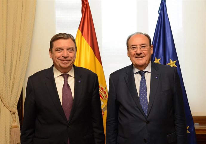 El ministro de Agricultura, Pesca y Alimentación en funciones, Luis Planas, y el presidente de la Sociedad Anónima Estatal de Caución Agraria (Saeca), Pablo Pombo.