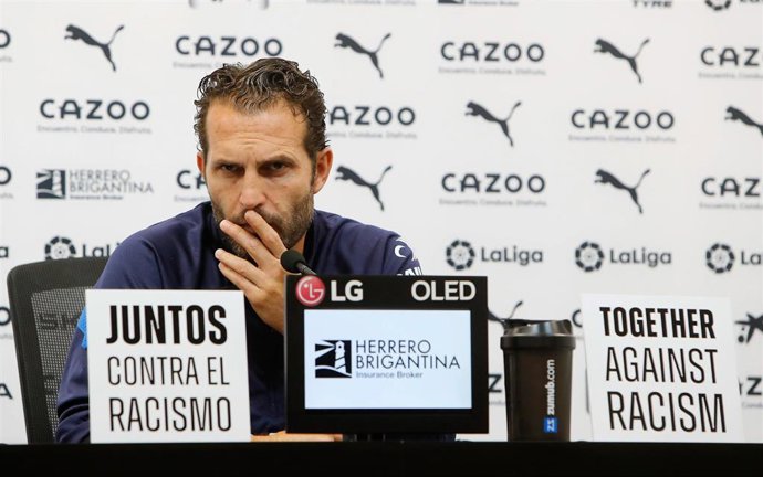 Archivo - El entrenador del Valencia, Rubén Baraja, en rueda de prensa.