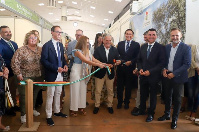 El consejero de Universidad, Investigación e Innovación, José Carlos Gómez Villamandos (tercero por la dcha.), en la inauguración de Agrovap.