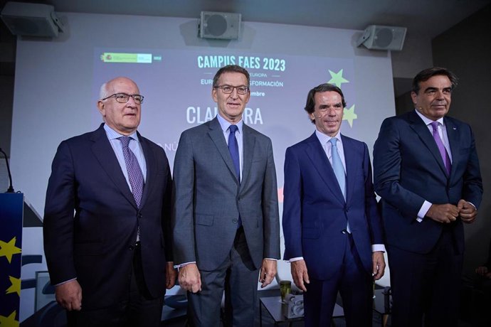 El presidente del PP, Alberto Núñez Feijóo (2i); el expresidente del Gobierno de España José María Aznar (2d) y el vicepresidente de la CE, Margaritis Schinas (1d), posan a su llegada a la clausura del Campus FAES 2023 Europa en transformación, en el Ho