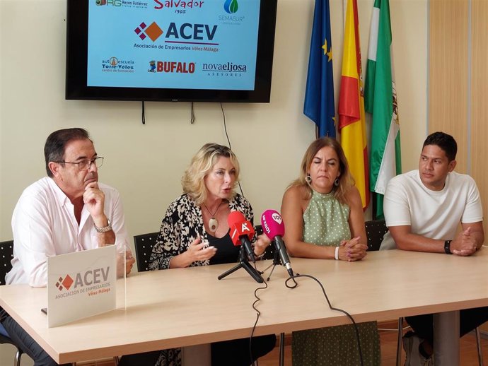 La delegada de Empleo, Empresa y Trabajo Autónomo de la Junta, Carmen Sánchez Sierra, junto a la concejala de Vélez-Málaga, Ana Belén Zapata, el presidente de Comerciantes y Empresarios de Torre del Mar y el presidente de la ACEV.