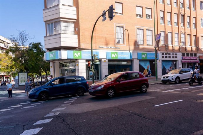 Vehículos circulando en la Carretera de Carmona antes de efectuarel giro hacia Ronda de Capuchinos.