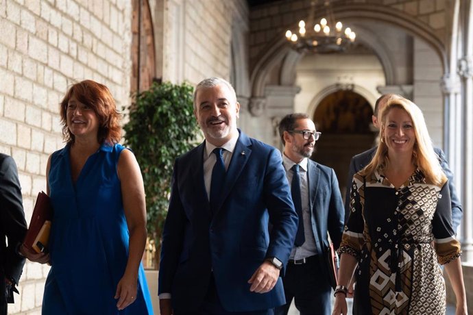 Archivo - El alcalde de Barcelona, Jaume Collboni, junto a las tenientes de alcalde Laia Bonet y Maria Eugnia Gay. En una imagen de archivo.