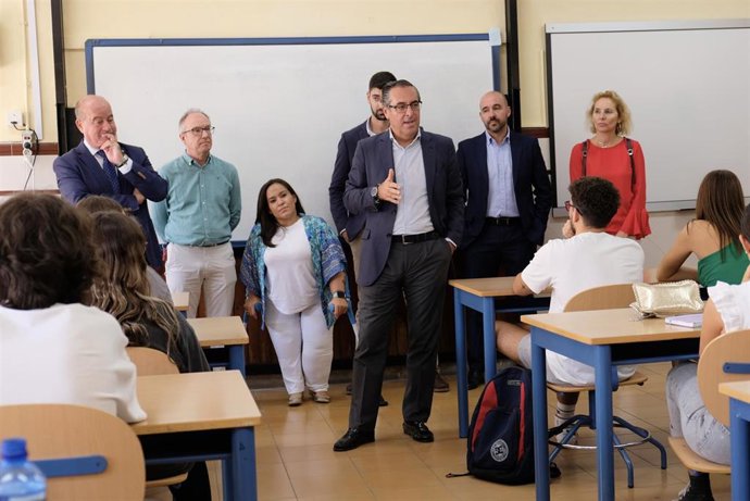 MIguel Briones asiste al comienzo del curso para Secundaria, Bachillerato, FP y Educación de Adultos en el IES Pedro Espinosa de Antequera.