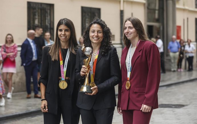 (I-D) Las jugadoras de la Selección Femenina de Fútbol de España, Alba Redondo, Ivana Andrés y Enith Salón posan con la Copa del Mundial Femenino de fútbol 2023
