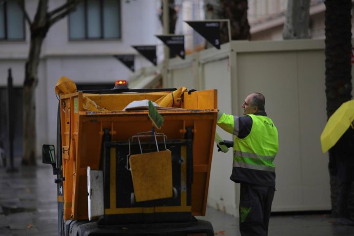 Archivo - Un operario de Lipasam, junto al vehículo de limpieza, realizado su trabajo en el entorno de la Plaza Nueva.