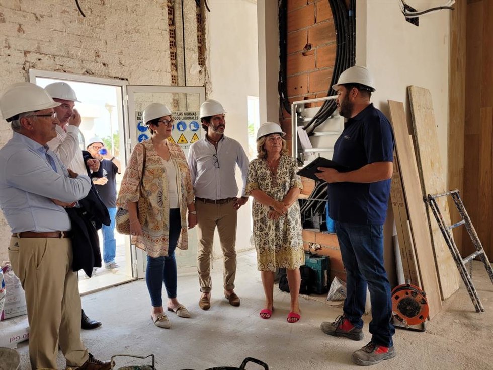 El diputado de Centros Asistenciales, Tercer Sector y Cooperación Internacional, Francisco José Martín, junto a la alcaldesa de Fuengirola, Ana Mula, y la vicepresidenta de AECC en el municipio, Paloma Gómez, ha visitado este viernes las obras.