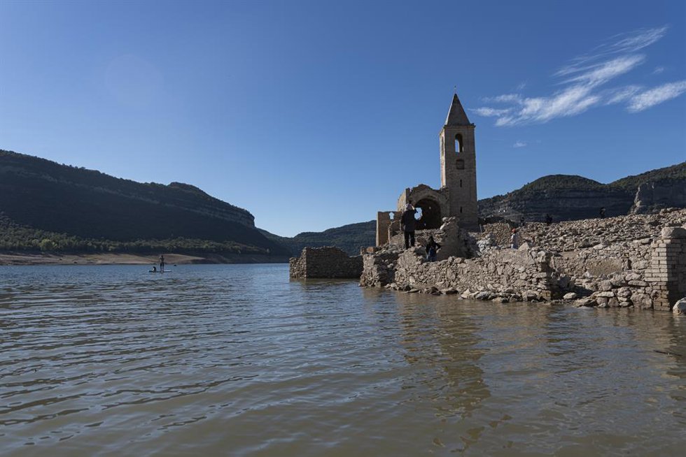 Archivo - Iglesia del antiguo pueblo de Sant Rom en el pantano de Sau, a 3 de octubre de 2022, en Vilanova de Sau, Barcelona, Catalunya (España). El pantano de Sau, con un 30 % aproximadamente de su capacidad debido a la gran sequía, ha dejado al descu