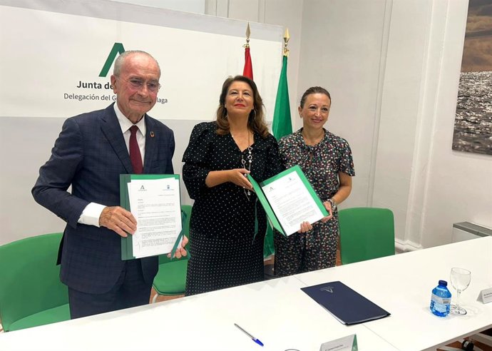 La consejera de Agricultura, Pesca, Agua y Desarrollo Rural, Carmen Crespo, y el alcalde de Málaga, Francisco de la Torre, han firmado un protocolo por el que ambas entidades colaborarán en la mejora y ampliación de la ETAP de Los Pilones.