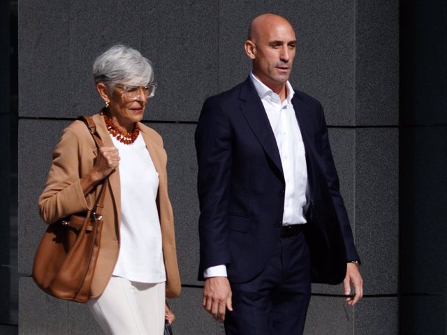 El expresidente de la Real Federación Española de Fútbol (RFEF), Luis Rubiales y su abogada, Olga Tubau, a su llegada a declarar en la Audiencia Nacional