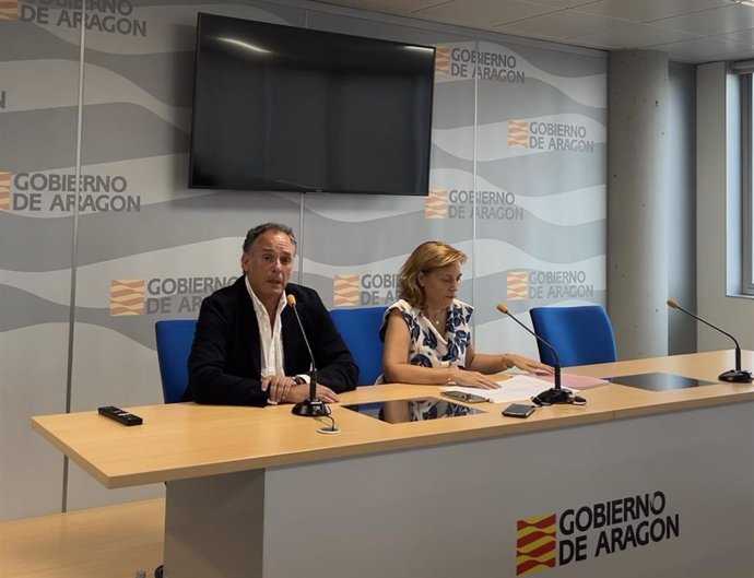 El alcalde de Tarazona, Pedro Antonio Jaray, y la directora general de Salud Pública del Gobierno de Aragón, Nuria Gayán