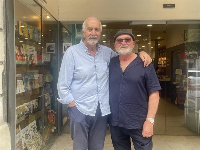 El fotógrafo Jean Marie del Moral y el escritor Biel Mesquida, en la presentación del libro 'Passes per Palma'