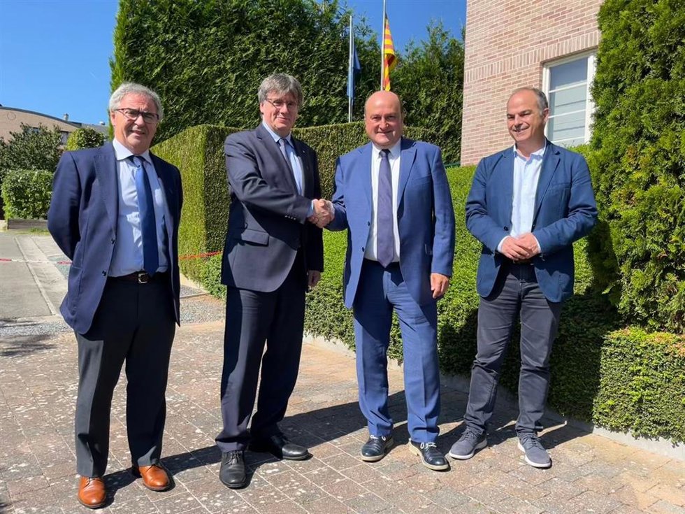 El presidente del EBB del PNV, Andoni Ortuzar, y el expresident Carles Puigdemont se reúnen en Waterloo