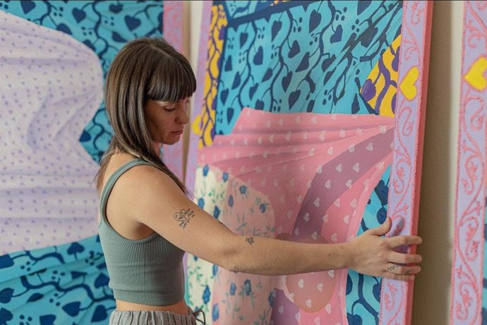 Ana Pavón Porras estudió el grado en Bellas Artes en la Universidad de Málaga donde más tarde realizó el Máster de Producción Artística Interdisciplinar.