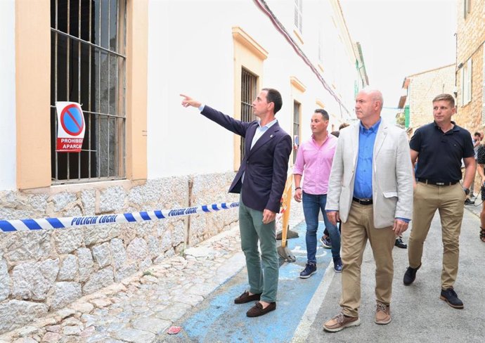 El presidente del Consell de Mallorca, Lloren Galmés, en su visita al teatro Defensora de Sóller