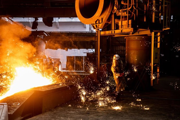 Archivo - 08 July 2021, Czech Republic, Ostrava: A steel worker works at blast furnace  in a plant of the Liberty Ostrava Steelworks. Photo: Pryek Vladimír/CTK/dpa