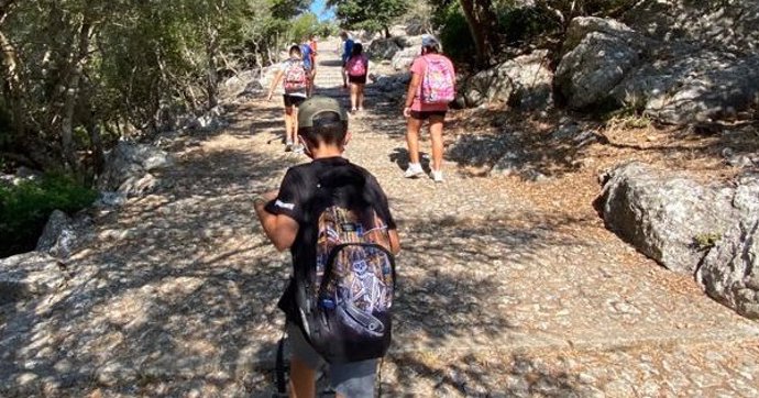 Uno grupo de escolares participa en una de las excursiones a la Sierra de Tramuntana.