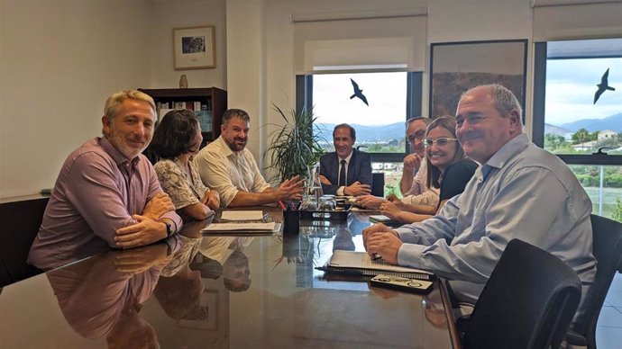 El conseller del Mar y del Ciclo del Agua, Juan Manuel Lafuente, en una reunión con el alcalde de Dei, Lluís Apesteguia