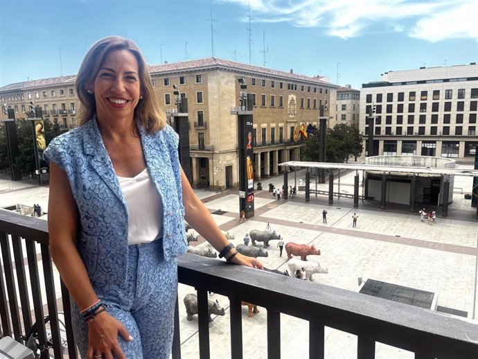 Archivo - La alcaldesa de Zaragoza, Natalia Chueca, en un balcón del Ayuntamiento.