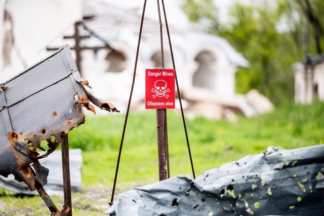 Archivo - Cartel alertando del peligro de minas en la región de Donetsk (Ucrania)
