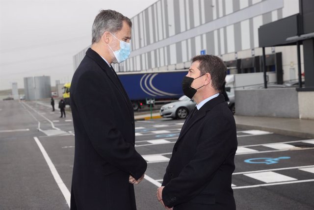 Archivo - El Rey Felipe VI (i) saluda al presidente de Castilla-La Mancha, Emiliano García Page (d), durante la inauguración del nuevo centro logístico de Seur, en Illescas, Toledo, Castilla-La Mancha (España), a 25 de enero de 2021. Don Felipe inauguró o