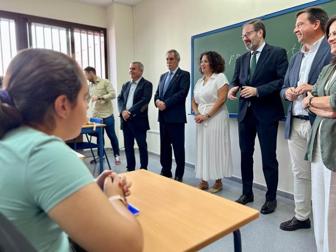 El delegado del Gobierno andaluz, Adolfo Molina (segundo por la dcha.), visita el IES Sierra de Aras de Lucena.