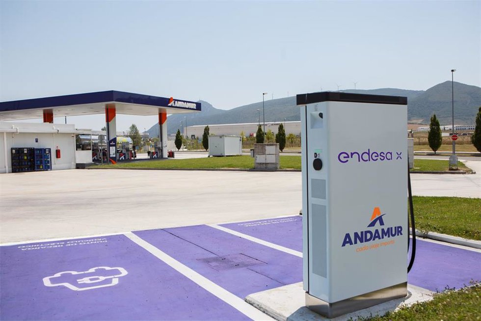 Archivo - Cargador rápido de Endesa y Andamur.