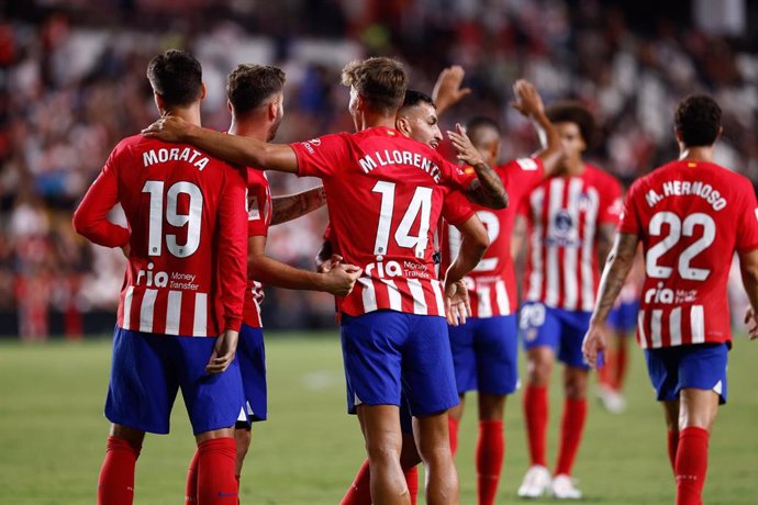 Jugdores del Atlético de Madrid celebran un gol en el Estadio de Vallecas. 