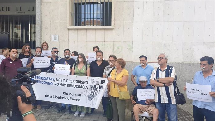 Representación de periodistas de Huelva a las puertas de la Audiencia Provincial en apoyo a la compañera condenada a dos años de prisión.