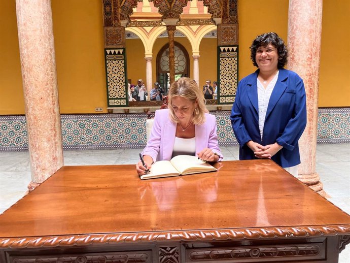 La presidenta de Diputación de Cádiz, Almudena Martínez, firma en el Libro de Honor del Ayuntamiento de Sanlúcar de Barrameda, junto a su alcaldesa Carmen Álvarez
