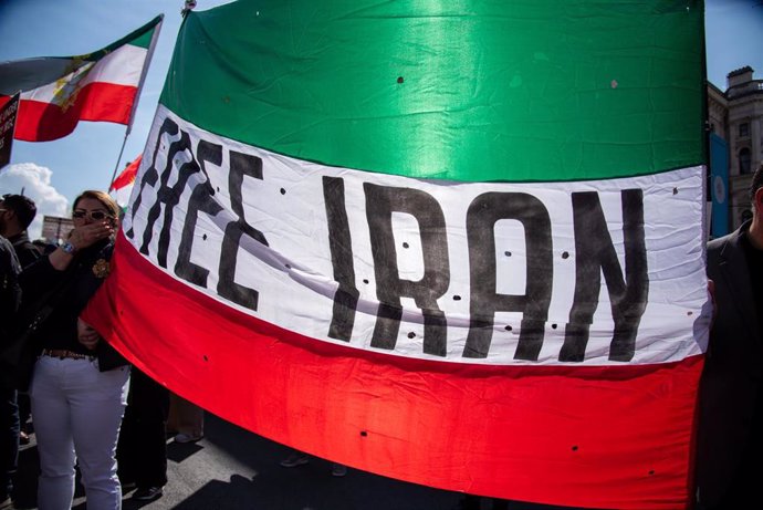 Archivo - Bandera iraní durante una manifestación en Londres por los Derechos Humanos en Irán