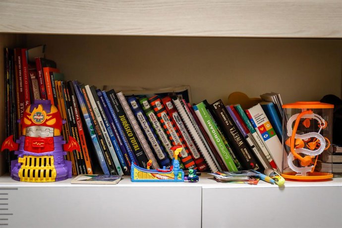 Archivo - Estantería de un niño en su cuarto con libros y juguetes cuando queda tan solo una semana para que niños y preadolescentes puedan salir a la calle durante el confinamiento por el coronavirus, en Valdemoro/Madrid (España) a 20 de abril de 2020.