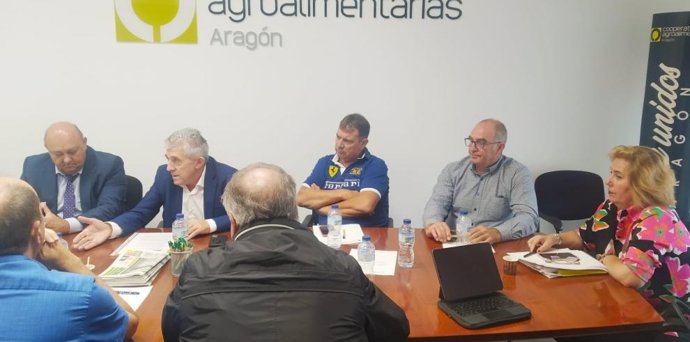 El presidente del Consejo de Cooperativas Agroalimentarias de Aragón, José Víctor Nogués Barraguer, ha recibido este viernes al consejero de Agricultura, Ángel Samper