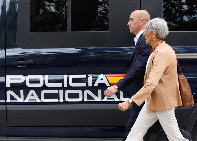 El expresidente de la Real Federación Española de Fútbol (RFEF), Luis Rubiales y su abogado Olga Tubau, salen de declarar de la Audiencia Nacional, a 15 de septiembre de 2023, en Madrid (España). El juez de la Audiencia Nacional Francisco de Jorge interro