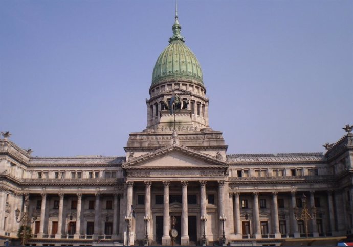 Archivo -    Este lunes el Congreso legislativo de Argentina fue desalojado por segunda vez en menos de una semana tras una amenaza de bomba, que se produjo con una llamada a la biblioteca del edificio