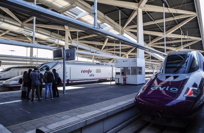 Archivo - El tren Avlo llega a la estación de Joaquín Sorrolla, a 17 de febrero de 2022, en Valencia, Comunidad Valenciana (España).