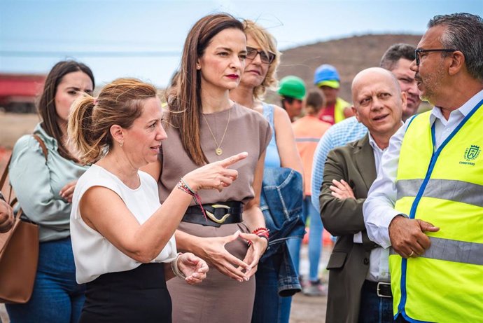 La presidenta del Cabildo de Tenerife, Rosa Dávila (i), en una visita a las obras de la rotonda de Guargacho