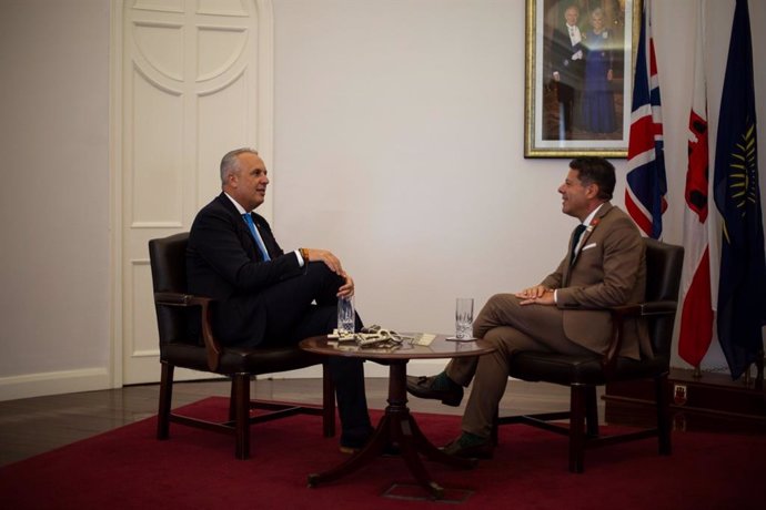 El alcalde de San Roque, Juan Carlos Ruiz Boix, ha mantenido una reunión con el ministro principal en funciones de Gibraltar, Fabian Picardo.