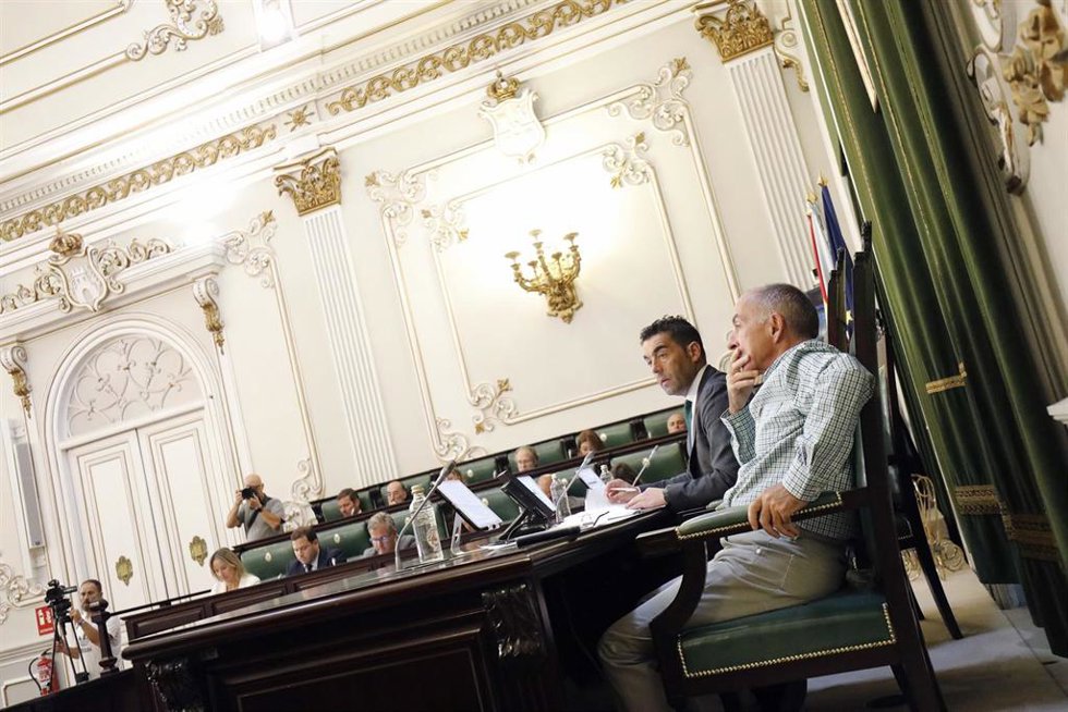 El presidente de la Diputación de Pontevedra, Luis López (PP), preside el pleno provincial.