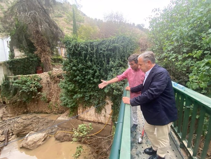 Fuentes comprueba los efectos de la tormenta en el manantial del río Caicena, que abastece de agua a Almedinilla, y que ha quedado inundado de lodo.