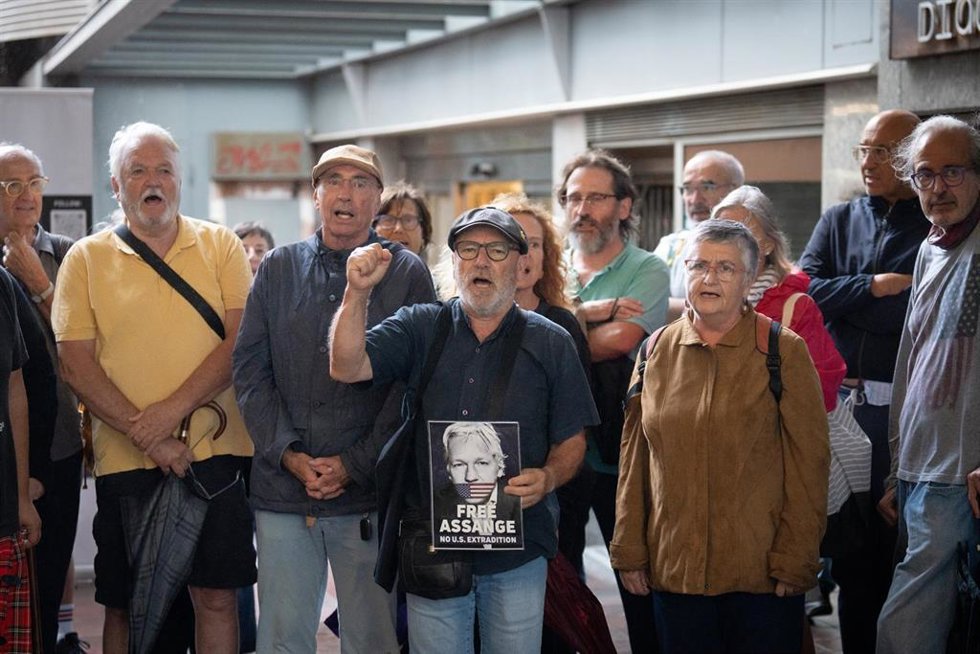 Concentración del grupo de apoyo a Julian Assange 'Llibertat de premsa=Catalunya Assange' ante el consulado británico en Barcelona