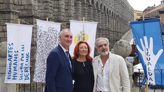 El presidente de AIDA, Javier Gila (dcha), la directora de Hay Festival en Segovia, Sheila Cremaschi y el alcalde Mazarías