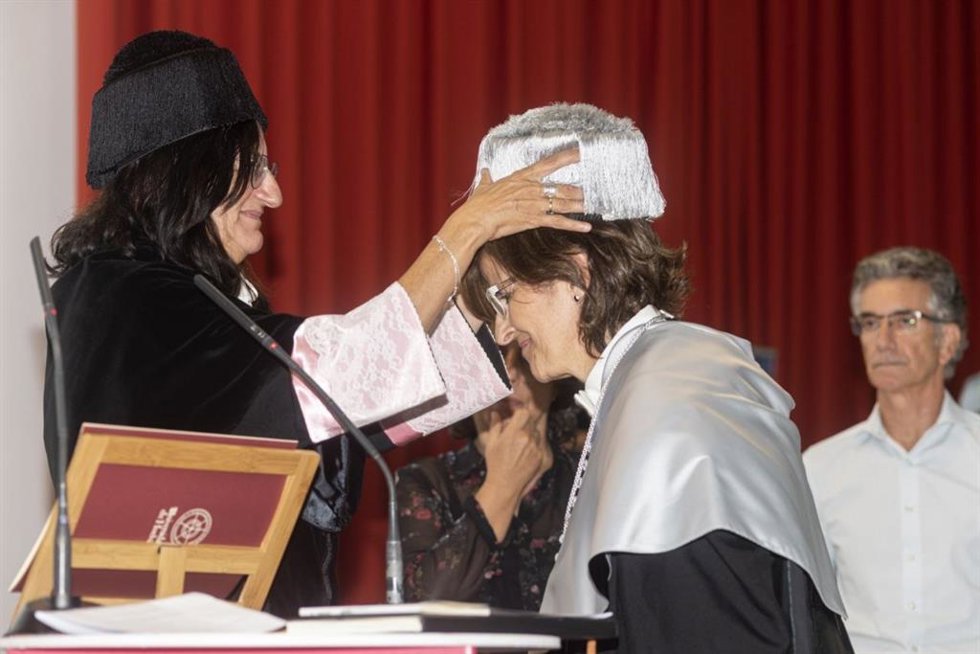 La rectora de la UHU, María Antonia Peña, con la doctora María Teresa Moreno Casbas