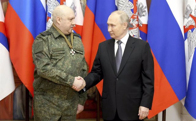 Archivo - El general Sergei Surovikin con el presidente ruso, Vladimir Putin