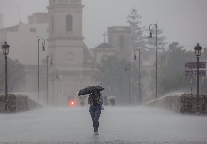 Una persona camina con un paraguas bajo la lluvia, a 15 de septiembre de 2023, en Valncia