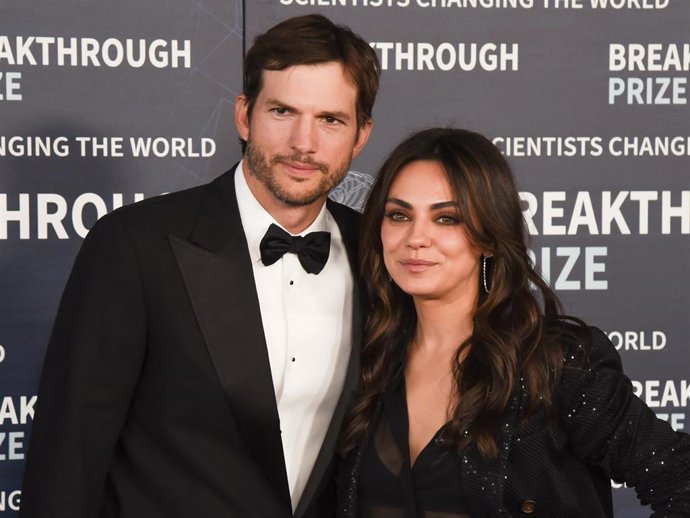 Archivo - El actor Ashton Kutcher con su mujer y también actriz Mila Kunis