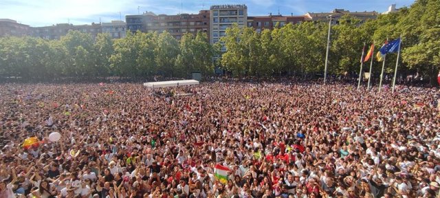 Varias personas en un balcón del ayuntamiento de Logroño durante el lanzamiento del cohete con el que se inician las fiestas de San Mateo y 66ª Vendimia Riojana, en la plaza del Ayuntamiento, a 16 de septiembre de 2023, en Logroño, La Rioja (España). 