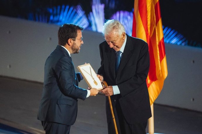 El presidente de la Generalitat, Pere Aragons, otorga la Medalla de Oro de la Generalitat a Antoni Vila Casas