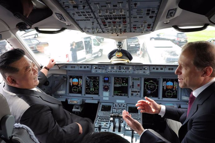 El líder supremo de Corea del Norte, Kim Jong Un, en el interior de un avión de combate ruso.